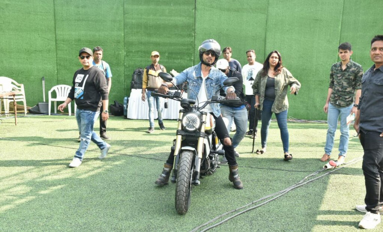 shahid kapoor,shahid kapoorbiker look,shahid kapoor pics,guinness world record for kids,largest human formation,kabir singh,entertainment news