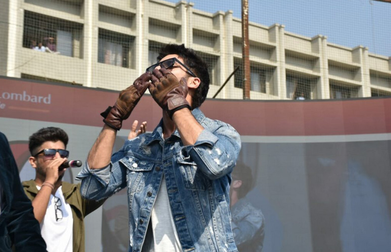 shahid kapoor,shahid kapoorbiker look,shahid kapoor pics,guinness world record for kids,largest human formation,kabir singh,entertainment news