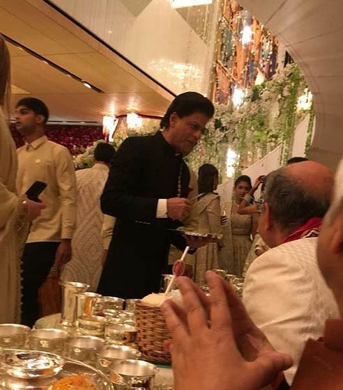 mukesh ambani,nita ambani,isha ambani,anand pirama,l wedding,amitabh bachchan,shahrukh khan,aamir khan,aishwarya rai,abhishek bachchan,serves food to guest