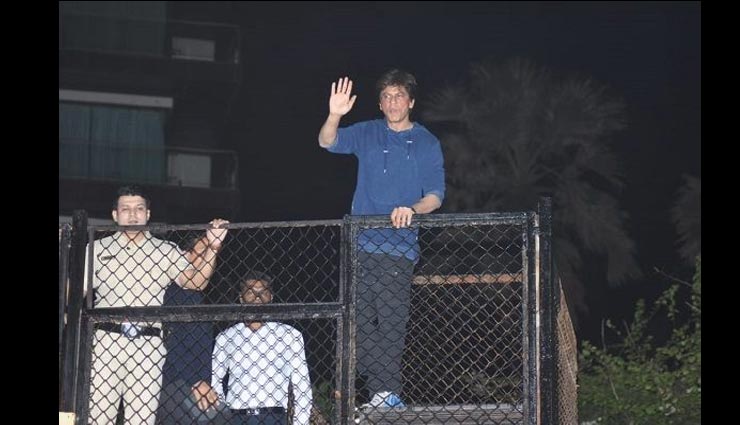 Shah Rukh Khan Birthday: बॉलीवुड के 'KING' शाहरुख खान ने फैंस का किया शुक्रिया, कुछ यूँ लुटाया प्यार, तस्वीरे