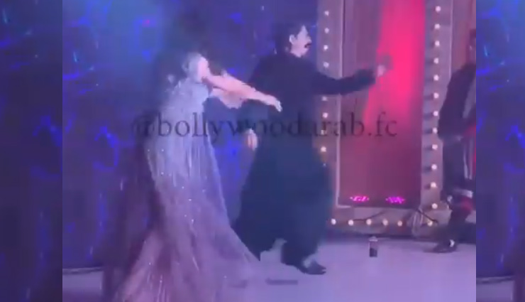 डांस कर रही गौरी खान ने शाहरुख को दिया धक्का, स्टेज से गिरे नीचे, देखे वीडियो