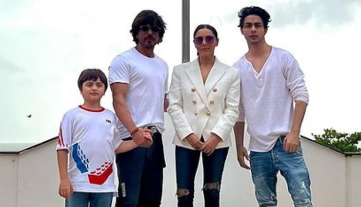 Independence Day 2022: 'हर घर तिरंगा' कैम्पेन का हिस्सा बने शाहरुख खान, परिवार संग मन्नत पर फहराया तिरंगा