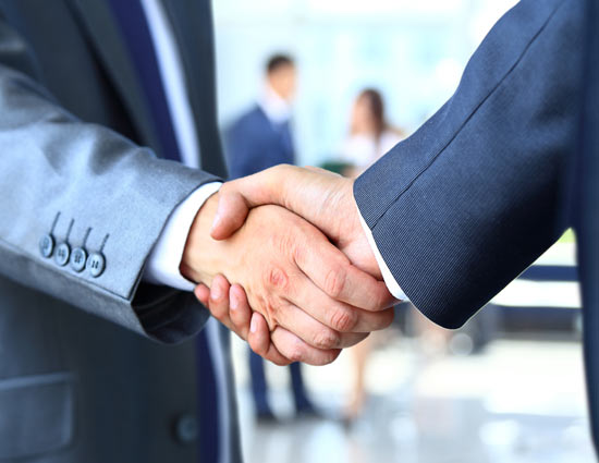 हाथ मिलाने के इन तरीकों से आप जान सकतें है किसी भी इंसान का व्यक्तित्व