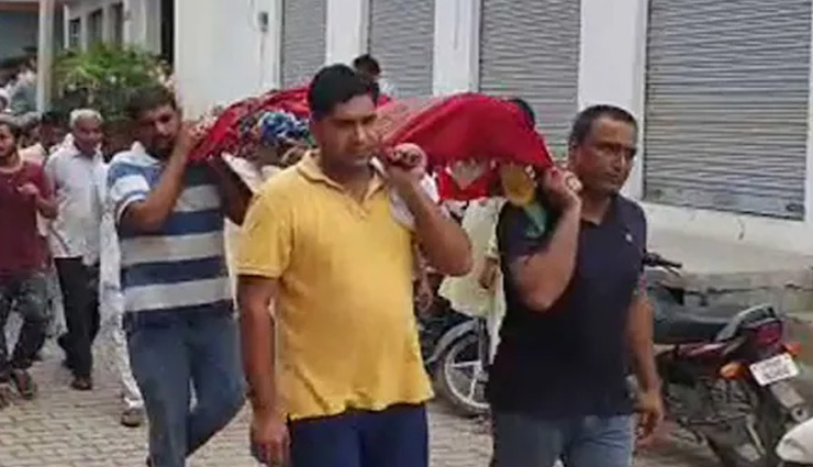 UP News: शामली में बीजेपी नेता की पत्नी पर बंदरों ने किया हमला, दो मंजिल से कूदीं; हुई मौत 