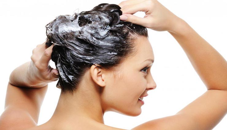 Beauty try these tips in the rainy season to made hair healthy and strong  92927 बारिश के मौसम में जरूरी है बालों की देखभाल, इस तरह बनाए इन्हें हेल्दी  और स्ट्रॉन्ग -
