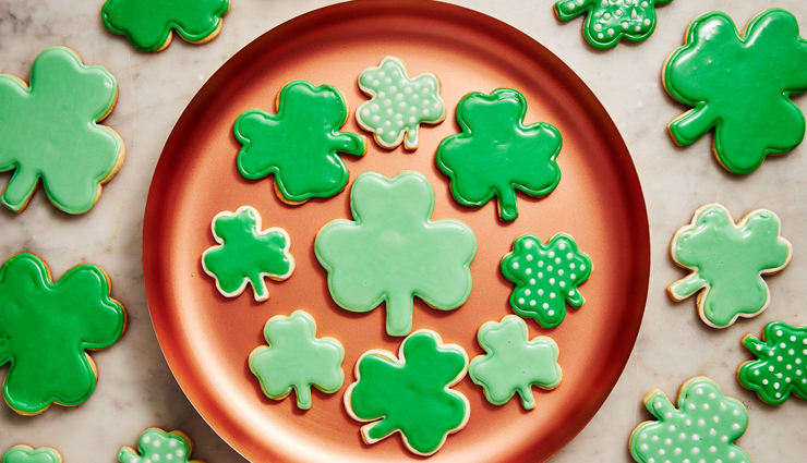shamrock sugar cookies with natural green frosting,hunger struck,food,easy recipe