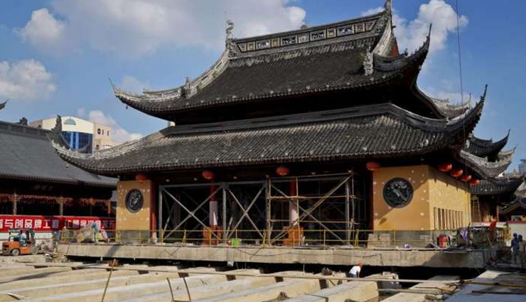 the bund,oriental pearl tv tower,shanghai tower,huangpu river,yu garden,shanghai museum,nanjing road,zhujiajiao water town,shanghai disney resort,jade buddha temple,shanghai,tourist destinations to visit in shanghai,places to visit in shanghai