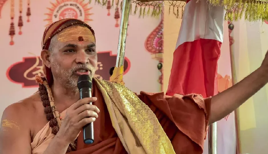 शंकराचार्य को राज़ी करने की कोशिशें तेज़, लखनऊ से पहुंचे दो वरिष्ठ अधिकारी, संगम स्नान पर अपनी शर्तों पर कायम अविमुक्तेश्वरानंद