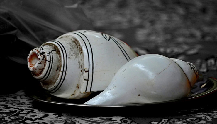 astrology tips,astrology tips in hindi,sprinkle water from shankh,worship by shankh