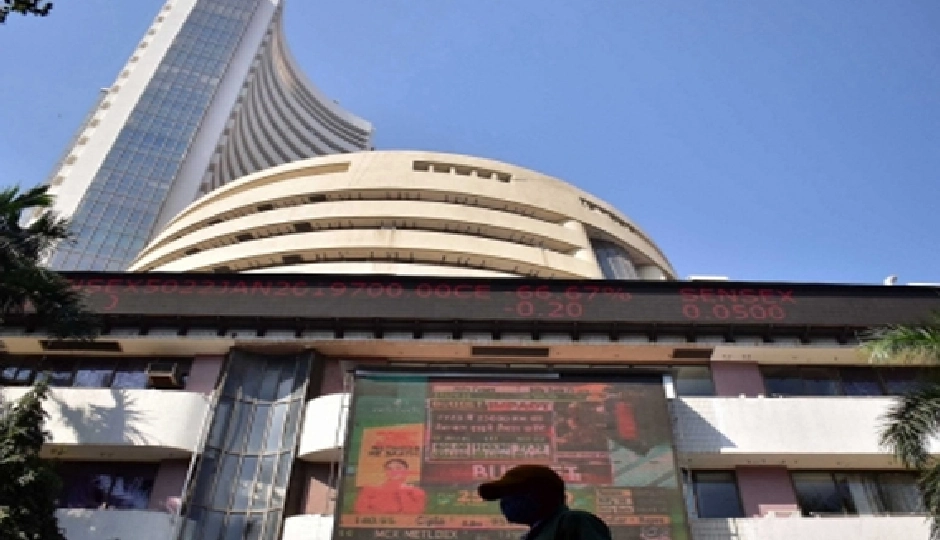 लार्जकैप शेयरों में मुनाफा वसूली से गिरा बाजार, सेंसेक्स 452 अंक टूटा, मिड और स्मॉलकैप में बनी रही तेजी
