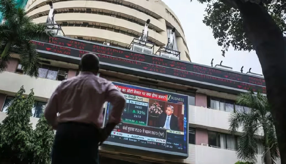 शेयर बाजार आज: सेंसेक्स और निफ्टी 50 में गिरावट, शेयर बाजारों पर 50% अमेरिकी टैरिफ का असर
