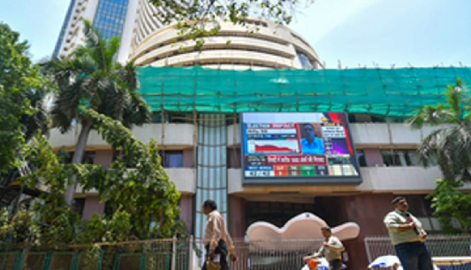 हफ्ते के दूसरे दिन मजबूती के साथ खुला शेयर बाजार, सेंसेक्स 155 अंक चढ़ा, निफ्टी 24,653 पर