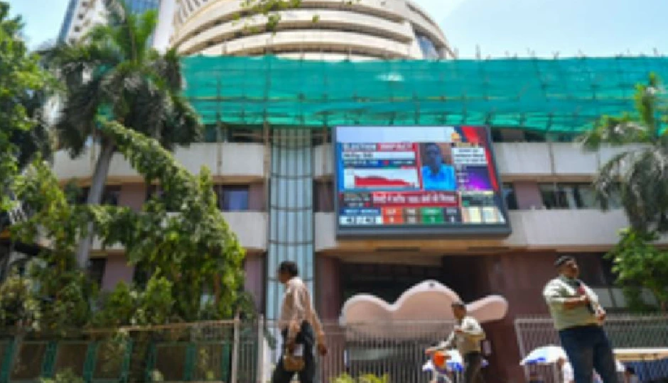 जीएसटी दरों में कटौती से शेयर बाजार गुलजार, सेंसेक्स 550 अंकों से अधिक चढ़ा