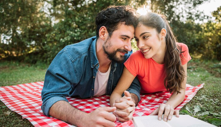 heartwarming signs,signs she is the one,true love signs,relationship compatibility,future together signs,supportive partner,open communication,constructive arguments,personal growth,making her smile,commitment signs,unconditional acceptance,sharing everything,envisioning future together