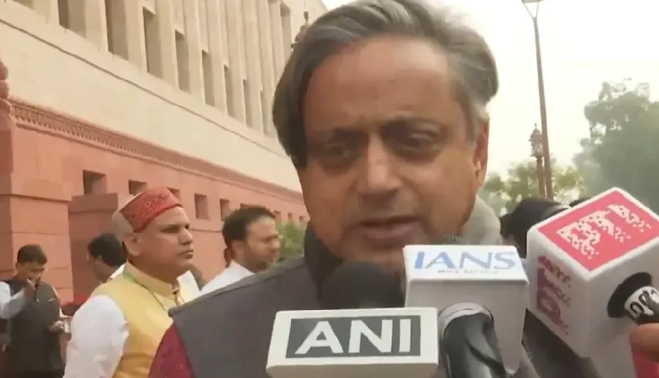 पब्लिक डोमेन में मौजूद आर्टिकल, फिर राहुल गांधी को क्यों रोक रही सरकार, शशि थरूर ने उठाए सवाल