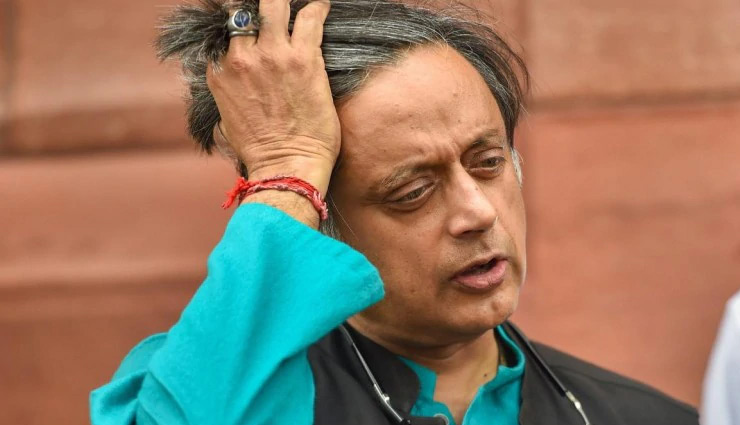 कोरोना वायरस पर शशि थरूर ने लिखी कविता, बोले - डर खा रहा है... 