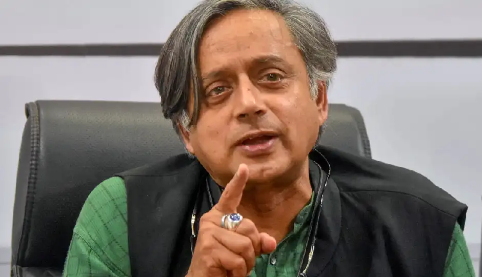 पासपोर्ट और आधार को नागरिकता का वैध प्रमाण बनाने की मांग, शशि थरूर बोले- कानून में हो संशोधन