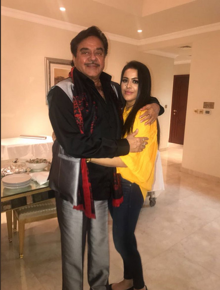 दुबई में संजय दत्त की बेटी त्रिशाला से मिले शत्रुघ्न सिन्हा, देखे तस्वीरे shatrughan sinha,bollywood,sanjay dutt,trishala,gossips,entertainment