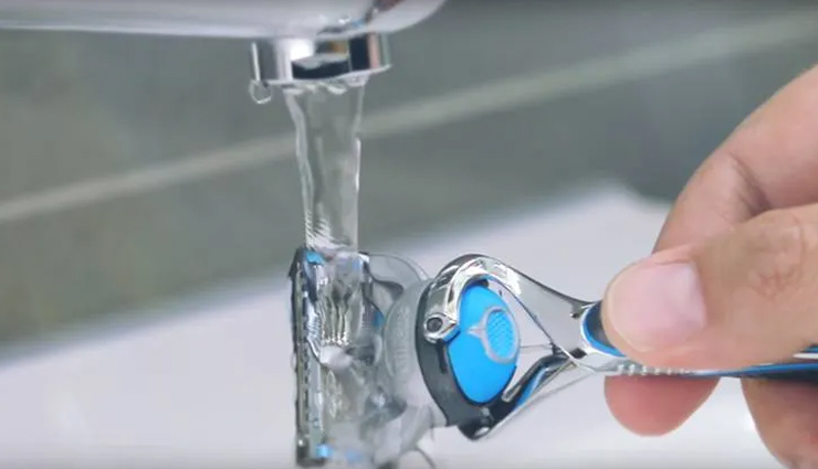 कहीं आप भी तो नहीं करते शेविंग करने के दौरान ये गलतियां, स्किन को हो सकता हैं नुकसान shaving tips for men,men shaving guide,how to shave properly,achieving a smooth shave,grooming tips for men shaving,expert shaving advice for men,men shaving techniques,shaving tips for sensitive skin,step-by-step men shaving tips,close and comfortable shave for men