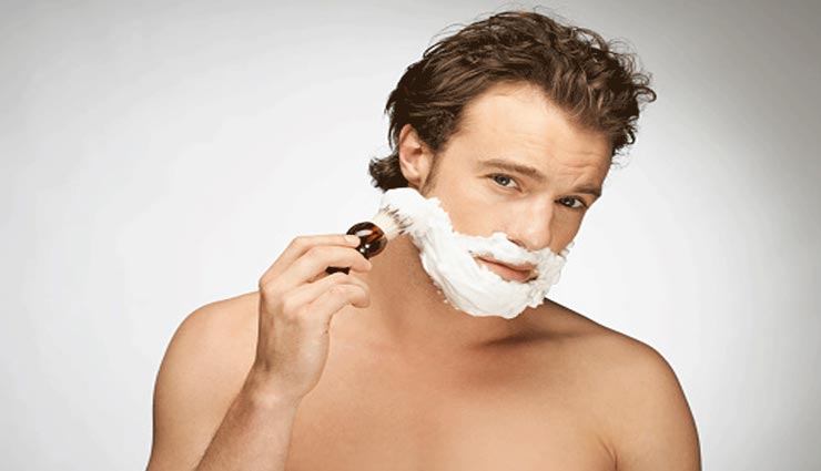 शेविंग के दौरान अक्सर लड़के कर बैठते हैं ये गलतियां, जानें और रखें इनका ध्यान