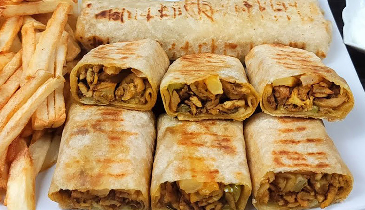 jordanian cuisine must-try dishes,best food to eat in jordan,traditional jordanian dishes,jordanian street food delights,top jordanian culinary experiences,iconic jordanian foods,jordanian gastronomy highlights,authentic jordanian food guide,jordanian cuisine exploration,jordans must-eat foods