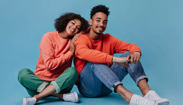 signs she loves you,how to know if she loves you,sure signs a girl loves you,does she love me,signs a woman is in love,how to tell if a girl loves you,love signs from a woman,signs she truly loves you,female love signals,relationship advice for men