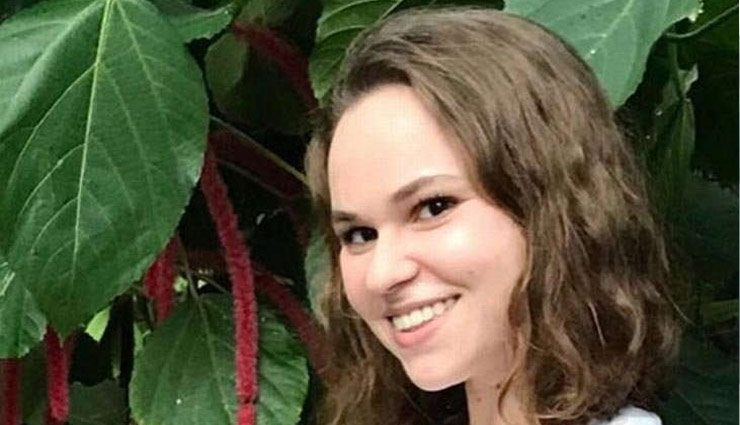 इस लड़की को है अजीब बिमारी, खुद को सूखा रखने के लिए साथ रखती है ड्रायर 