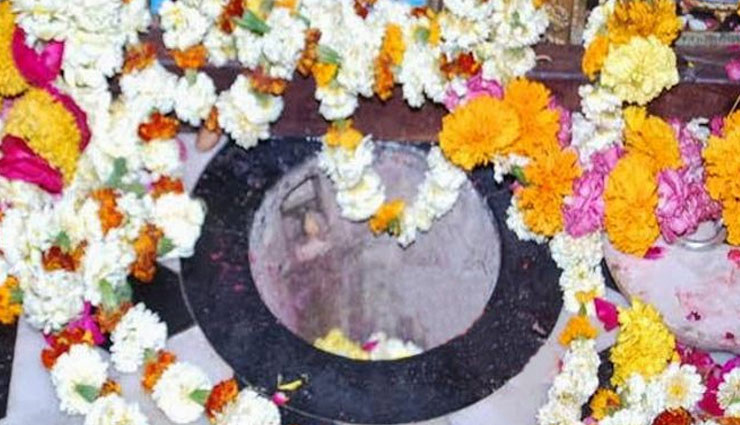 नवरात्रि स्पेशल : राजस्थान का शीतला माता का मंदिर, अपने अनोखे घड़े के लिए प्रसिद्द weird temple,navratri special,sheetla mata temple,famous temple,rajasthan,pali temple