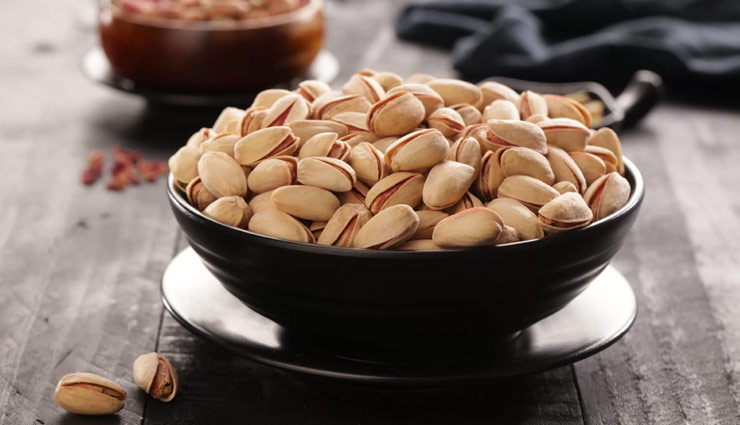 healthy road trip snacks,best snacks for road trips,nutritious snacks for traveling,cheese and apple slices,roasted chickpeas,shelled pistachios,granola bars,makhana snacks,homemade trail mix,sprout salad,energy balls,pumpkin seeds,hard-boiled eggs