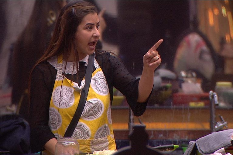 बिग बॉस 11: शिल्पा और सपना चौधरी के बीच चालू हुआ महासंग्राम, इस कंटेस्टेंट ने लगाई आग bigg boss 11,Salman Khan,shilpa,sapna,aakash,hina khan,bigg boss news