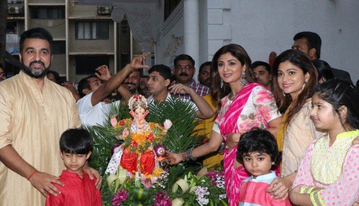 शिल्पा शेट्टी ने बप्पा का किया विसर्जन, ढोल-नगाड़ों की धुन पर पति राज संग जमकर झूमीं, तस्वीरे और वीडियो ganesh chaturthi 2018,bollywood,Shilpa Shetty,raj kundra,ganesh puja,ganesh festival,bollywood