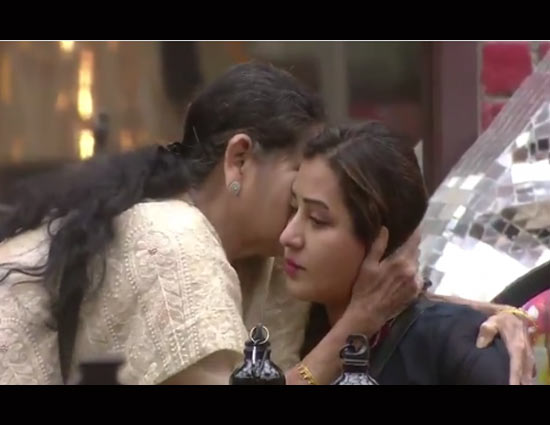 Video Bigg Boss 11- Shilpa Shinde Mother Joins hands on National Television, Reason Will Make You Cry