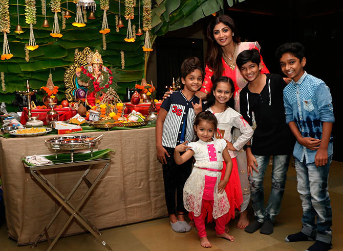 Ganesh Chaturthi 2018 : गणेशोत्सव में शिल्पा शेट्ठी रखती है पर्यावरण का ध्यान, करती है इको-फ्रेंडली गणेश जी का स्वागत eco friendly ganesh chaturthi,Shilpa Shetty,ganesh chaturthi 2018,bollywood