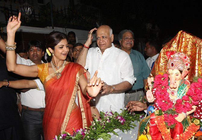 Ganesh Chaturthi 2018 : गणेशोत्सव में शिल्पा शेट्ठी रखती है पर्यावरण का ध्यान, करती है इको-फ्रेंडली गणेश जी का स्वागत eco friendly ganesh chaturthi,Shilpa Shetty,ganesh chaturthi 2018,bollywood