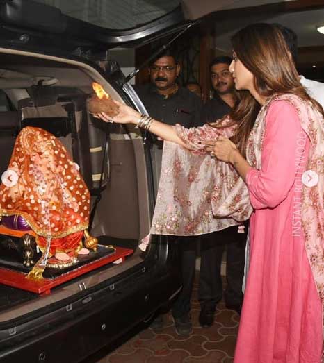 Ganesh Chaturthi 2018: ढोल-नगाड़ों के साथ शिल्पा शेट्टी के घर आए गणपति, संजय दत्त के घर भी विराजे गणेश, वीडियो ganesh chaturthi 2018,Shilpa Shetty,sanjay dutt,madhuri dixt,lord ganesha,ganesh pooja,bollywood