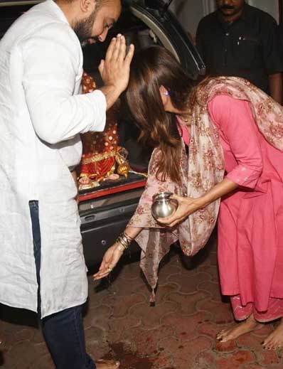 Ganesh Chaturthi 2018: ढोल-नगाड़ों के साथ शिल्पा शेट्टी के घर आए गणपति, संजय दत्त के घर भी विराजे गणेश, वीडियो ganesh chaturthi 2018,Shilpa Shetty,sanjay dutt,madhuri dixt,lord ganesha,ganesh pooja,bollywood