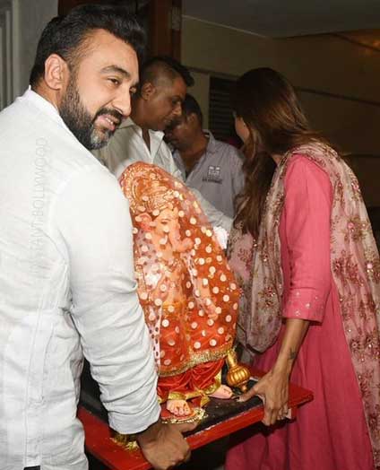 Ganesh Chaturthi 2018: ढोल-नगाड़ों के साथ शिल्पा शेट्टी के घर आए गणपति, संजय दत्त के घर भी विराजे गणेश, वीडियो ganesh chaturthi 2018,Shilpa Shetty,sanjay dutt,madhuri dixt,lord ganesha,ganesh pooja,bollywood