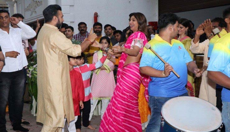 शिल्पा शेट्टी ने बप्पा का किया विसर्जन, ढोल-नगाड़ों की धुन पर पति राज संग जमकर झूमीं, तस्वीरे और वीडियो ganesh chaturthi 2018,bollywood,Shilpa Shetty,raj kundra,ganesh puja,ganesh festival,bollywood
