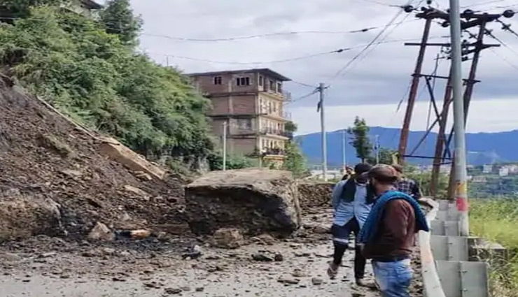 भारी बारिश के बाद नासिक के मंदिर में भरा पानी, देखें वीडियो; शौचालय में लगाई जिन्ना की तस्वीर breaking news,today breaking news,13 september news,news updates