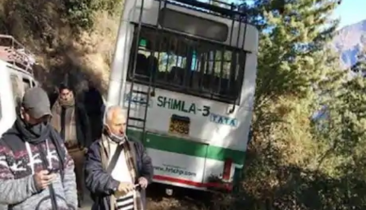 टला बड़ा हादसा: शिमला में खाई में गिरते गिरते बची बस, 23 यात्री थे सवार