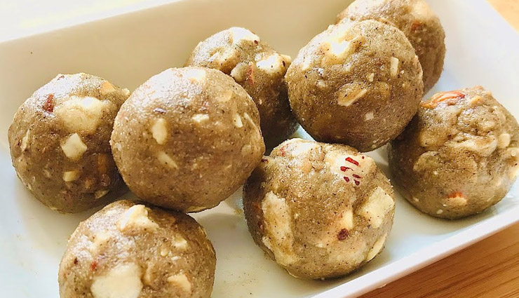 Navratri 2022: नवरात्रि व्रत में स्वस्थ रहने के लिए बनाएं हेल्दी सिंघाड़े के लड्डू #Recipe