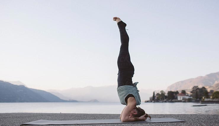 रीढ़ की हड्डी को मज़बूत करता है शीर्षासन, जानें इसकी विधि और फायदे 
