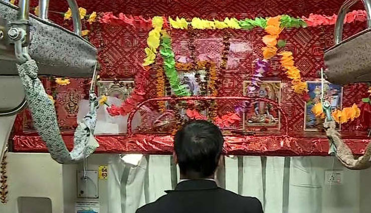 काशी महाकाल एक्सप्रेस ट्रेन के डिब्बे में बनाया शिव मंदिर, देखे तस्वीरें