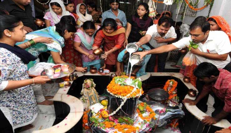 सावन 2018: सावन का पहला सोमवार आज, अच्छे वर की प्राप्ति के लिए लड़कियां इस तरह करे भगवान शिवको को प्रसन्न