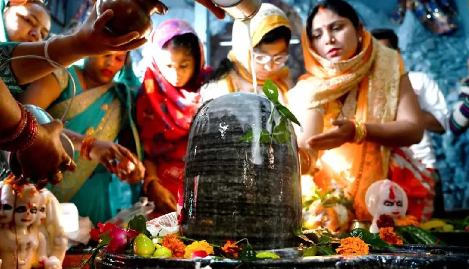 महाशिवरात्रि 2026: शिवलिंग पर जल चढ़ाने का शुभ समय और विधि
