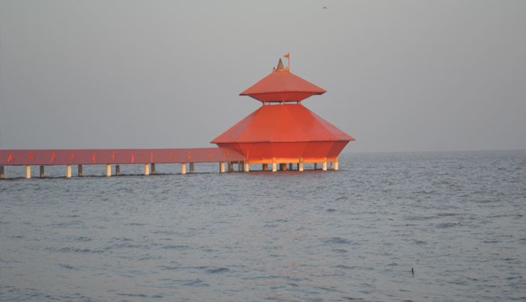 दिन में दो बार खुद-ब-खुद समुद्र में समा जाता है भगवान शिव का ये मंदिर, दूर-दूर से देखने आते हैं श्रद्धालु