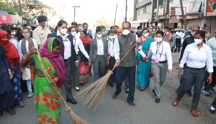 अंतरराष्ट्रीय महिला दिवस: महिला सफाई कर्मचारियों संग मुख्यमंत्री शिवराज ने सड़क पर लगाई झाड़ू  