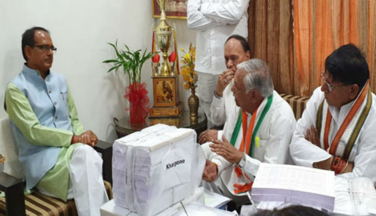 मध्यप्रदेश : किसानों की कर्जमाफी पर सियासत, गाड़ी में दस्तावेज भरकर शिवराज के बंगले पर पहुंचे कांग्रेस के नेता