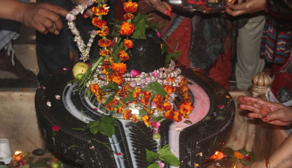 महाशिवरात्रि पर शिवलिंग अभिषेक की विधि: दूध, दही और जल किस क्रम में चढ़ाएं? सबसे पहले क्या अर्पित करें, जानें सही नियम