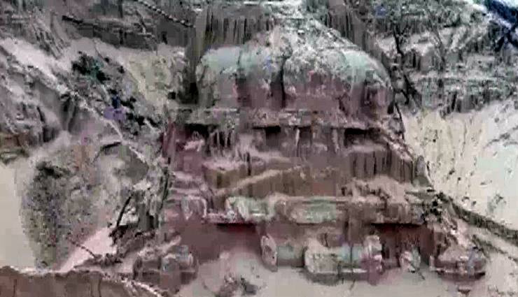 नदी किनारे हो रही थी रेत की खुदाई, तभी प्रकट हुआ भगवान शिव का भव्य मंदिर